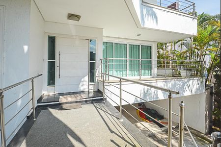 Casa de condomínio à venda com 727m², 4 quartos e 4 vagas Casa de condomínio à venda com 727m², 4 quartos e 4 vagasHall social