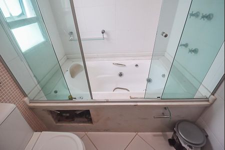 Casa de condomínio à venda com 727m², 4 quartos e 4 vagas Casa de condomínio à venda com 727m², 4 quartos e 4 vagasBanheiro da Suíte 2