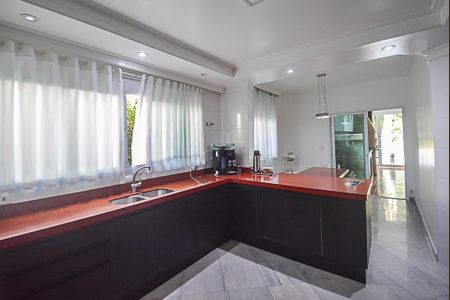 Casa de condomínio à venda com 727m², 4 quartos e 4 vagas Casa de condomínio à venda com 727m², 4 quartos e 4 vagasCozinha