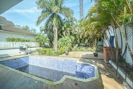 Casa de condomínio à venda com 727m², 4 quartos e 4 vagas Casa de condomínio à venda com 727m², 4 quartos e 4 vagasÁrea comum - Piscina