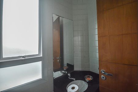 Casa de condomínio à venda com 727m², 4 quartos e 4 vagas Casa de condomínio à venda com 727m², 4 quartos e 4 vagasBanheiro de serviço