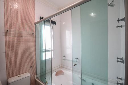Casa de condomínio à venda com 727m², 4 quartos e 4 vagas Casa de condomínio à venda com 727m², 4 quartos e 4 vagasBanheiro da Suíte 2