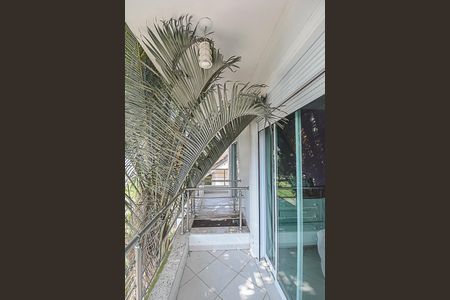 Casa de condomínio à venda com 727m², 4 quartos e 4 vagas Casa de condomínio à venda com 727m², 4 quartos e 4 vagasSacada do Quarto 3 - Suíte