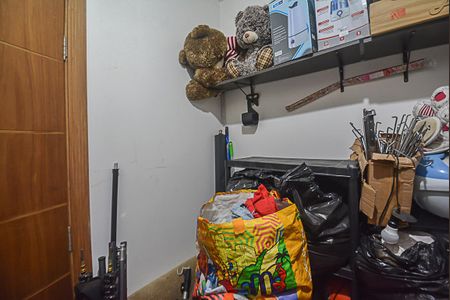 Casa de condomínio à venda com 727m², 4 quartos e 4 vagas Casa de condomínio à venda com 727m², 4 quartos e 4 vagasQuarto de Serviço