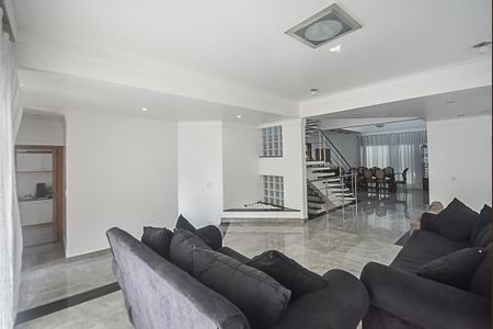 Casa de condomínio à venda com 727m², 4 quartos e 4 vagas Casa de condomínio à venda com 727m², 4 quartos e 4 vagasSala 1