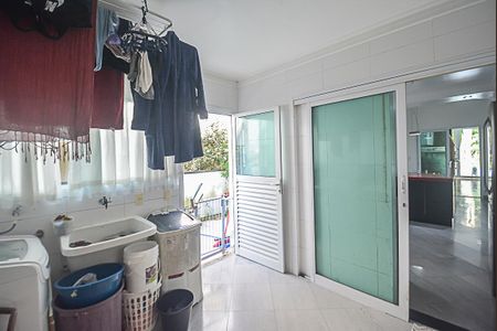 Casa de condomínio à venda com 727m², 4 quartos e 4 vagas Casa de condomínio à venda com 727m², 4 quartos e 4 vagasÁrea de Serviço