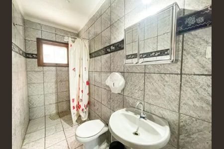 Banheiro  de casa para alugar com 3 quartos, 150m² em Passo d’Areia, Porto Alegre