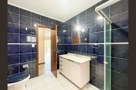 Banheiro  de casa para alugar com 3 quartos, 150m² em Passo d’Areia, Porto Alegre