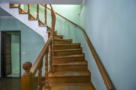 Casa para alugar com 120m², 3 quartos e 1 vaga Casa para alugar com 120m², 3 quartos e 1 vagaEscada