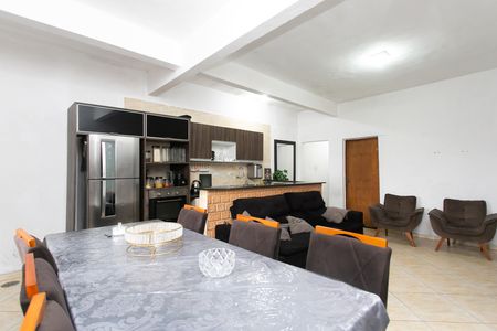 Casa à venda com 210m², 4 quartos e 5 vagasSala / Cozinha 