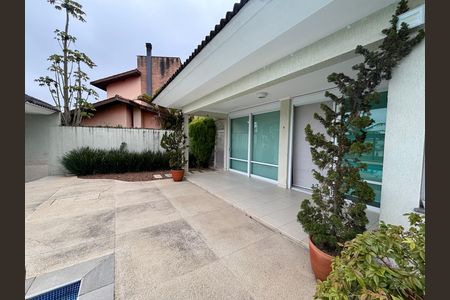Casa para alugar com 900m², 6 quartos e 6 vagas Casa para alugar com 900m², 6 quartos e 6 vagasQuintal