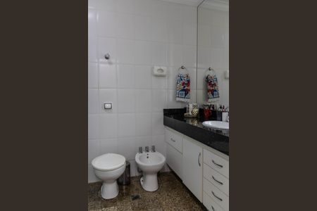 Casa à venda com 340m², 4 quartos e 4 vagas Casa à venda com 340m², 4 quartos e 4 vagasBanheiro da Suíte 1