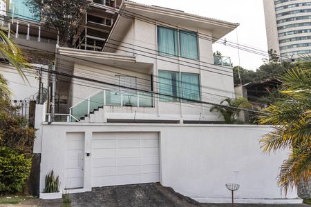 Casa à venda com 340m², 4 quartos e 4 vagas Casa à venda com 340m², 4 quartos e 4 vagasFachada