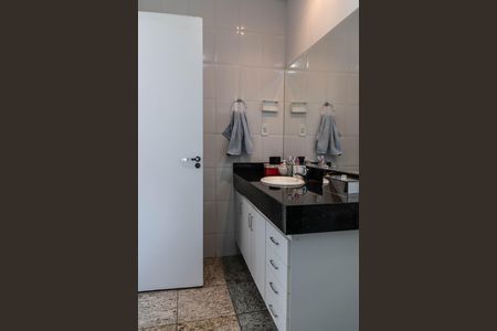 Casa à venda com 340m², 4 quartos e 4 vagas Casa à venda com 340m², 4 quartos e 4 vagasBanheiro da Suíte 2