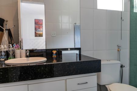 Casa à venda com 340m², 4 quartos e 4 vagas Casa à venda com 340m², 4 quartos e 4 vagasBanheiro da Suíte 2