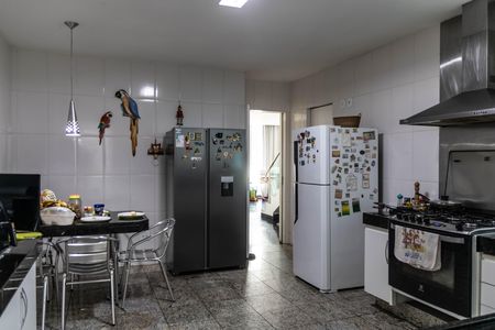 Casa à venda com 340m², 4 quartos e 4 vagas Casa à venda com 340m², 4 quartos e 4 vagasCozinha