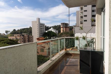 Casa à venda com 340m², 4 quartos e 4 vagas Casa à venda com 340m², 4 quartos e 4 vagasVaranda