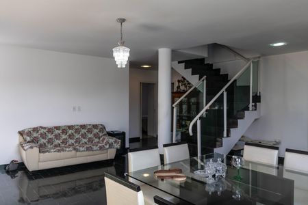 Casa à venda com 340m², 4 quartos e 4 vagas Casa à venda com 340m², 4 quartos e 4 vagasSala 1