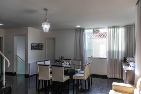 Casa à venda com 340m², 4 quartos e 4 vagas Casa à venda com 340m², 4 quartos e 4 vagasSala 1