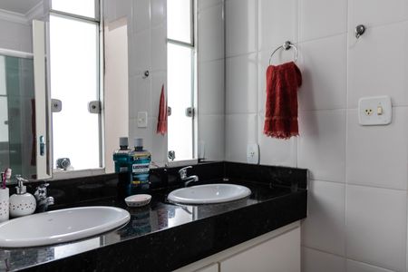 Casa à venda com 340m², 4 quartos e 4 vagas Casa à venda com 340m², 4 quartos e 4 vagasBanheiro da Suíte 1