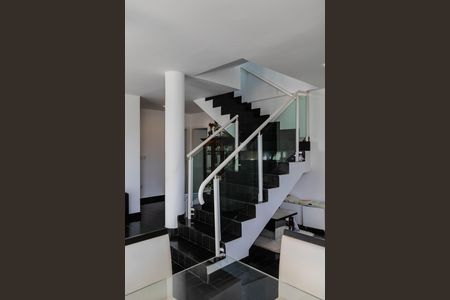 Casa à venda com 340m², 4 quartos e 4 vagas Casa à venda com 340m², 4 quartos e 4 vagasSala 1
