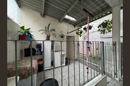 Casa à venda com 327m², 5 quartos e 2 vagas Casa à venda com 327m², 5 quartos e 2 vagasÁrea de Serviço - Casa 2