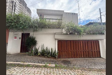 Casa para alugar com 295m², 3 quartos e 2 vagasFachada