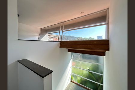 Casa para alugar com 210m², 3 quartos e 3 vagas Casa para alugar com 210m², 3 quartos e 3 vagasEscada
