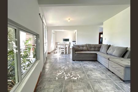 Sala de casa para alugar com 3 quartos, 210m² em  Campeche, Florianópolis