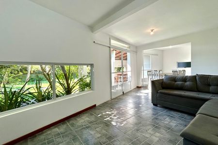Sala de casa para alugar com 3 quartos, 210m² em  Campeche, Florianópolis