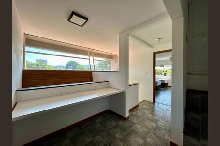 Casa para alugar com 210m², 3 quartos e 3 vagas Casa para alugar com 210m², 3 quartos e 3 vagasEscada