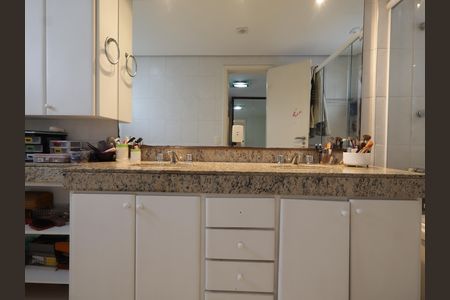 Apartamento à venda com 168m², 3 quartos e 4 vagasBanheiro da Suíte 1