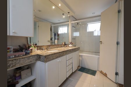 Apartamento à venda com 168m², 3 quartos e 4 vagasBanheiro da Suíte 1