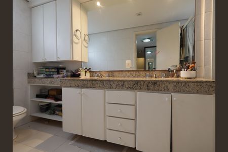 Apartamento à venda com 168m², 3 quartos e 4 vagasBanheiro da Suíte 1