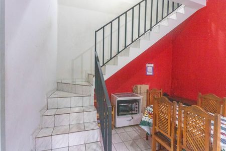 Casa à venda com 233m², 5 quartos e 2 vagas Casa à venda com 233m², 5 quartos e 2 vagasEscada