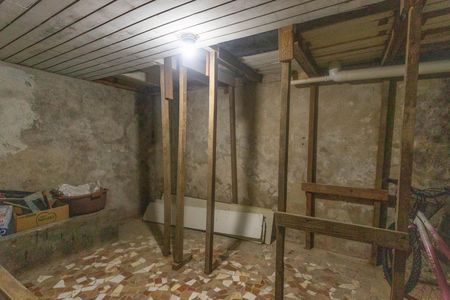 Casa à venda com 233m², 5 quartos e 2 vagas Casa à venda com 233m², 5 quartos e 2 vagasPorao
