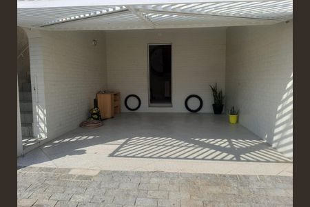 Casa à venda com 269m², 3 quartos e 2 vagas Casa à venda com 269m², 3 quartos e 2 vagasÁrea externa