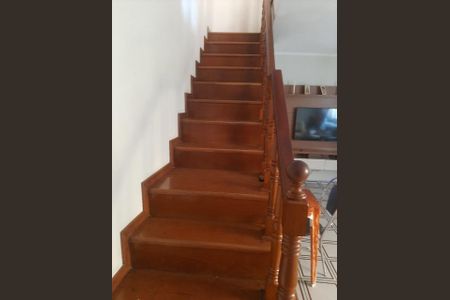 Casa à venda com 269m², 3 quartos e 2 vagas Casa à venda com 269m², 3 quartos e 2 vagasEscada
