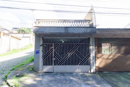 Casa à venda com 141m², 3 quartos e 2 vagas Casa à venda com 141m², 3 quartos e 2 vagasFachada