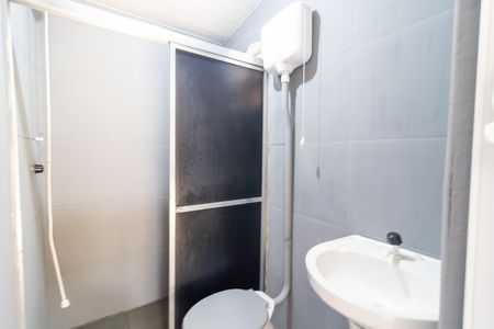 Casa para alugar com 30m², 2 quartos e 1 vaga Casa para alugar com 30m², 2 quartos e 1 vagaBanheiro social