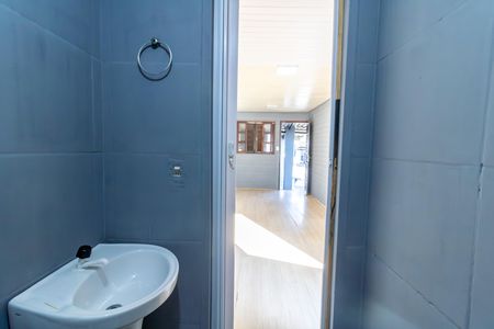 Casa para alugar com 30m², 2 quartos e 1 vaga Casa para alugar com 30m², 2 quartos e 1 vagaBanheiro social