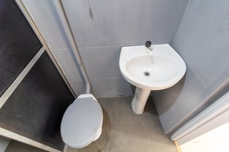 Casa para alugar com 30m², 2 quartos e 1 vaga Casa para alugar com 30m², 2 quartos e 1 vagaBanheiro social