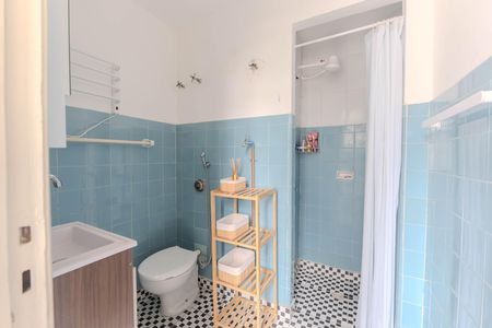 Banheiro social de kitnet/studio para alugar com 1 quarto, 28m² em Bela Vista, São Paulo