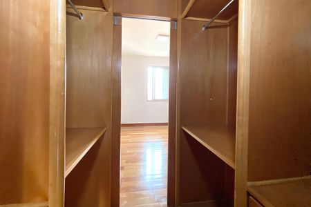 Apartamento para alugar com 140m², 4 quartos e 3 vagas Apartamento para alugar com 140m², 4 quartos e 3 vagasCloset da suíte