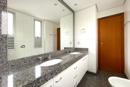 Apartamento para alugar com 140m², 4 quartos e 3 vagas Apartamento para alugar com 140m², 4 quartos e 3 vagasBanheiro da Suíte 1