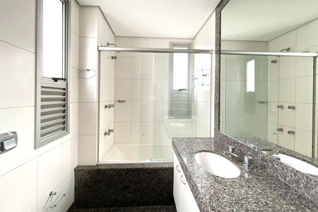 Apartamento para alugar com 140m², 4 quartos e 3 vagas Apartamento para alugar com 140m², 4 quartos e 3 vagasBanheiro da Suíte 1