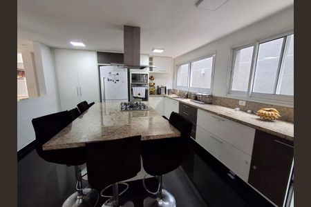 Casa à venda com 270m², 4 quartos e 6 vagas