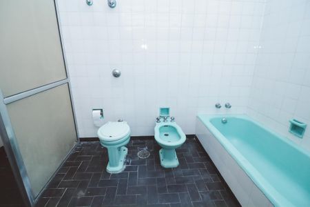 Casa à venda com 254m², 4 quartos e 2 vagas Casa à venda com 254m², 4 quartos e 2 vagasBanheiro da Suíte