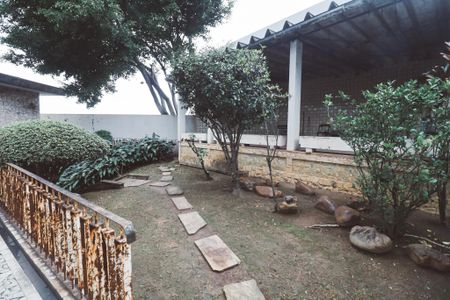 Casa à venda com 254m², 4 quartos e 2 vagas Casa à venda com 254m², 4 quartos e 2 vagasQuintal