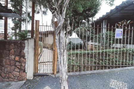 Casa à venda com 254m², 4 quartos e 2 vagas Casa à venda com 254m², 4 quartos e 2 vagasFachada